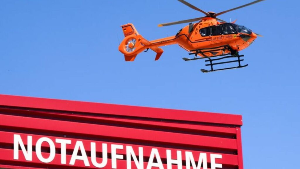 Ein Rettungshubschrauber flog den Verletzten in ein nahegelegenes Krankenhaus. (Symbolbild) Foto: Julian Stratenschulte/dpa