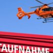 Ein Rettungshubschrauber flog den Verletzten in ein nahegelegenes Krankenhaus. (Symbolbild) Foto: Julian Stratenschulte/dpa