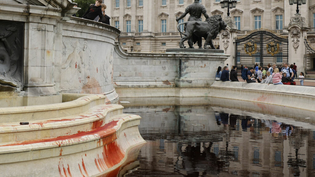 Royaume-Uni : cinq militants condamnés pour avoir versé un colorant rouge dans la fontaine de Buckingham Palace