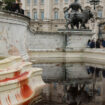 Royaume-Uni : cinq militants condamnés pour avoir versé un colorant rouge dans la fontaine de Buckingham Palace