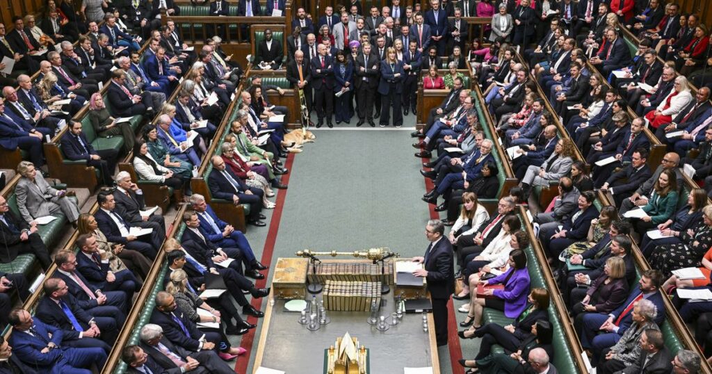 Royaume-Uni : un député travailliste suspendu après une vidéo dans laquelle il frappe un homme au sol