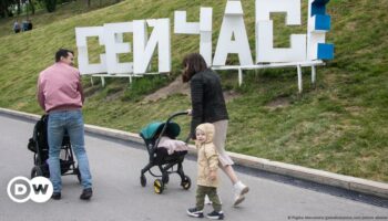 Russian lawmakers push through ban on childless 'propaganda'