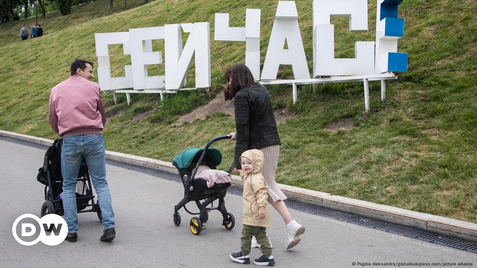 Russian lawmakers push through ban on childless 'propaganda'