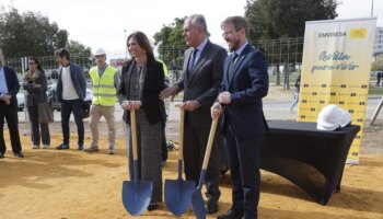 Sanz, tras colocar la primera piedra de las promociones de viviendas en Torreblanca: «Esta reactivación no tiene precedentes»