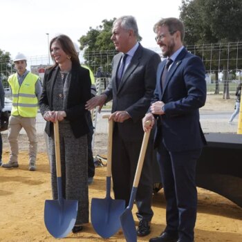 Sanz, tras colocar la primera piedra de las promociones de viviendas en Torreblanca: «Esta reactivación no tiene precedentes»