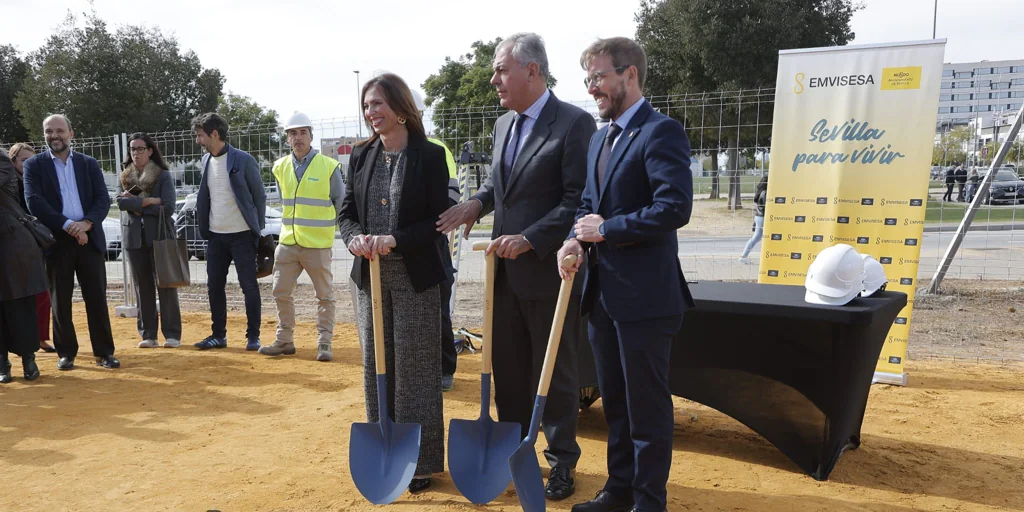 Sanz, tras colocar la primera piedra de las promociones de viviendas en Torreblanca: «Esta reactivación no tiene precedentes»