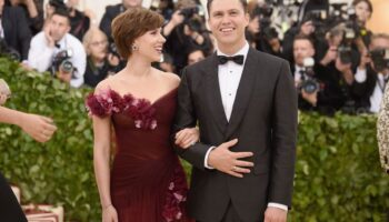 Scarlett Johansson s’est fiancée avec Colin Jost