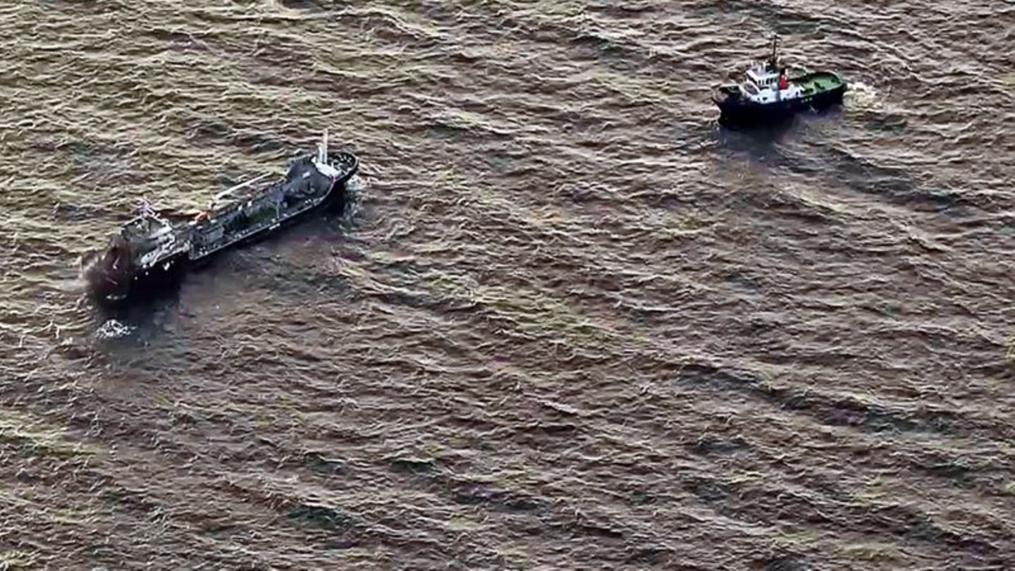 Das brennende Tankschiff "Annika" soll im Rostocker Hafen gelöscht werden. Foto: Hannes P Albert/dpa