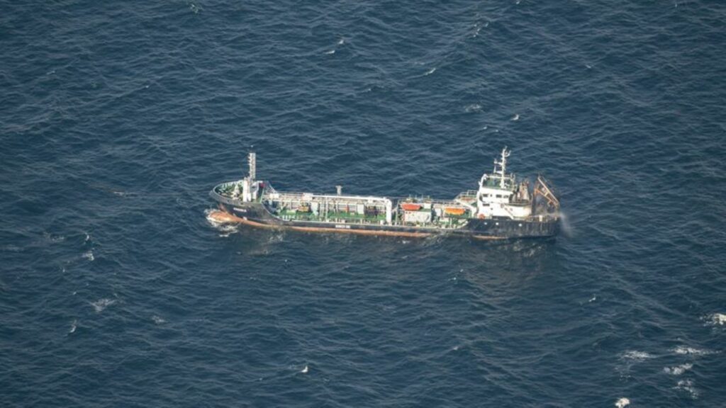 Das Tankschiff soll in den Rostocker Hafen geschleppt werden. Foto: Hannes P Albert/dpa