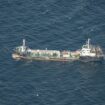 Das Tankschiff soll in den Rostocker Hafen geschleppt werden. Foto: Hannes P Albert/dpa