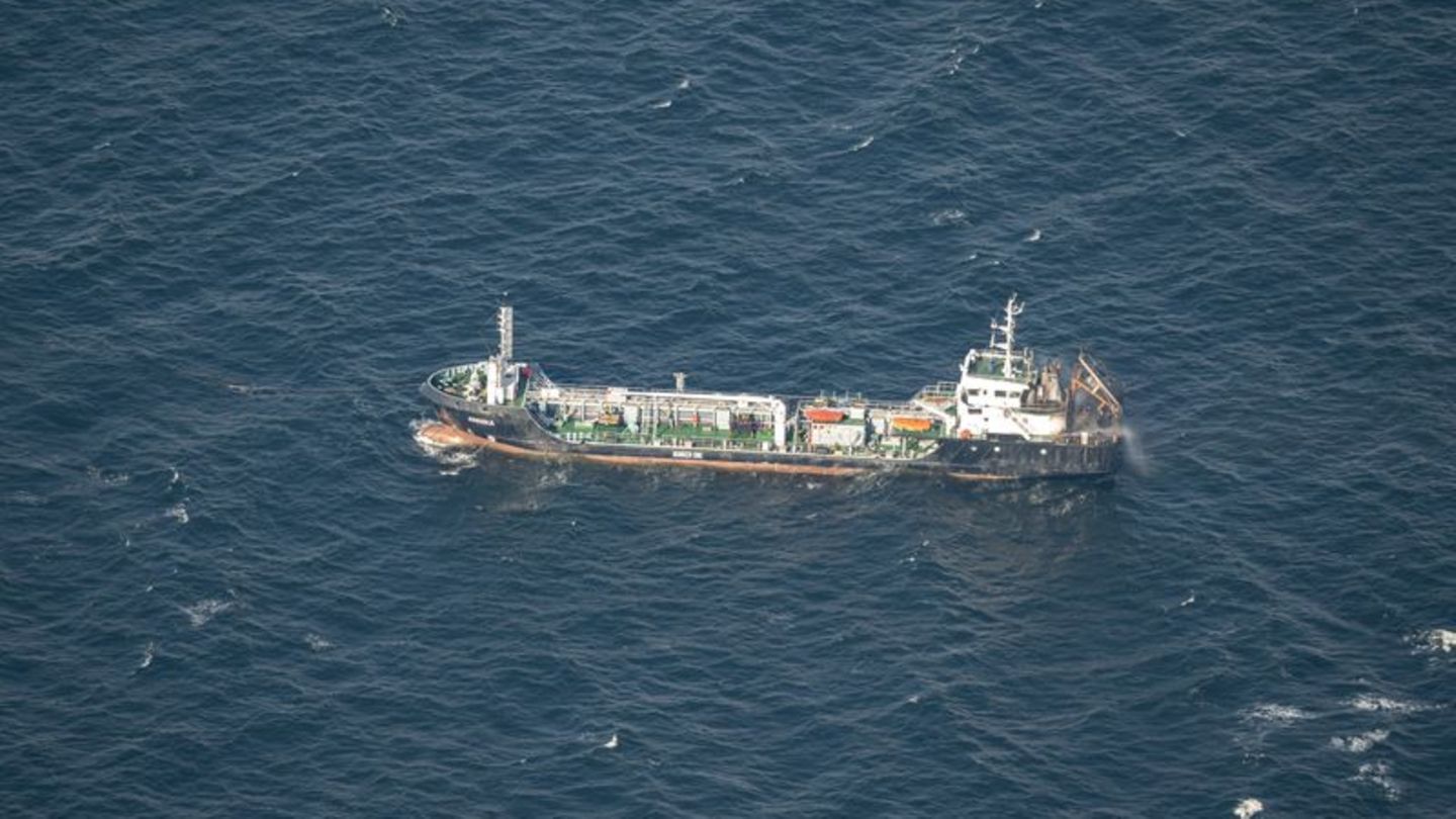 Das Tankschiff soll in den Rostocker Hafen geschleppt werden. Foto: Hannes P Albert/dpa