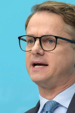 Der CDU-Generalsekretär Carsten Linnemann spricht vor einer blauen Wand