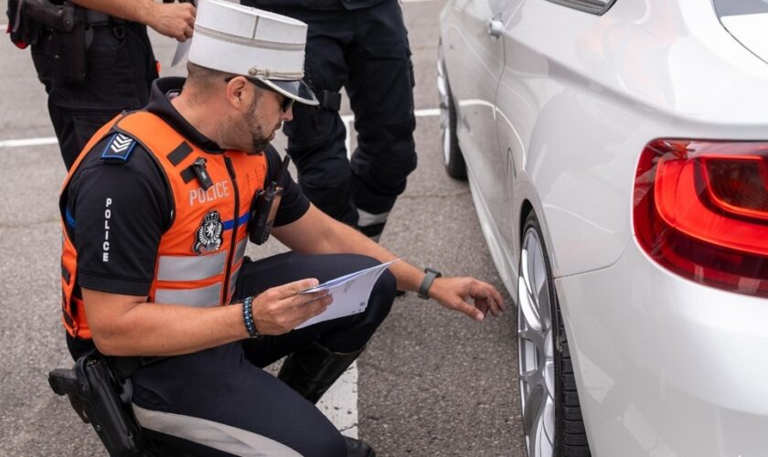 Smartphone, ceinture, pneus...: La police distribue les amendes sur la N7