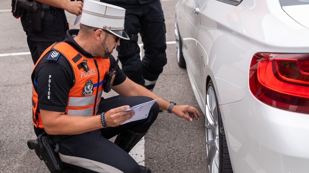 Smartphone, ceinture, pneus...: La police distribue les amendes sur la N7