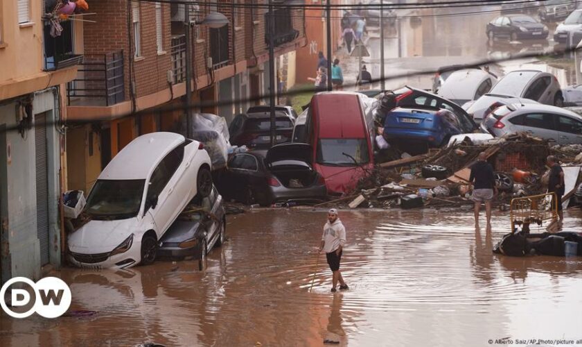 Spain floods: Valencia death toll mounts as EU offers help