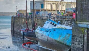 Sunken fishing boat leaves 'stinking' oil leaking into beauty spot harbour