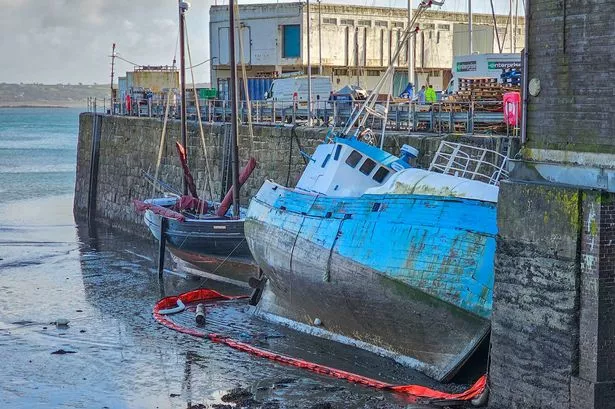 Sunken fishing boat leaves 'stinking' oil leaking into beauty spot harbour