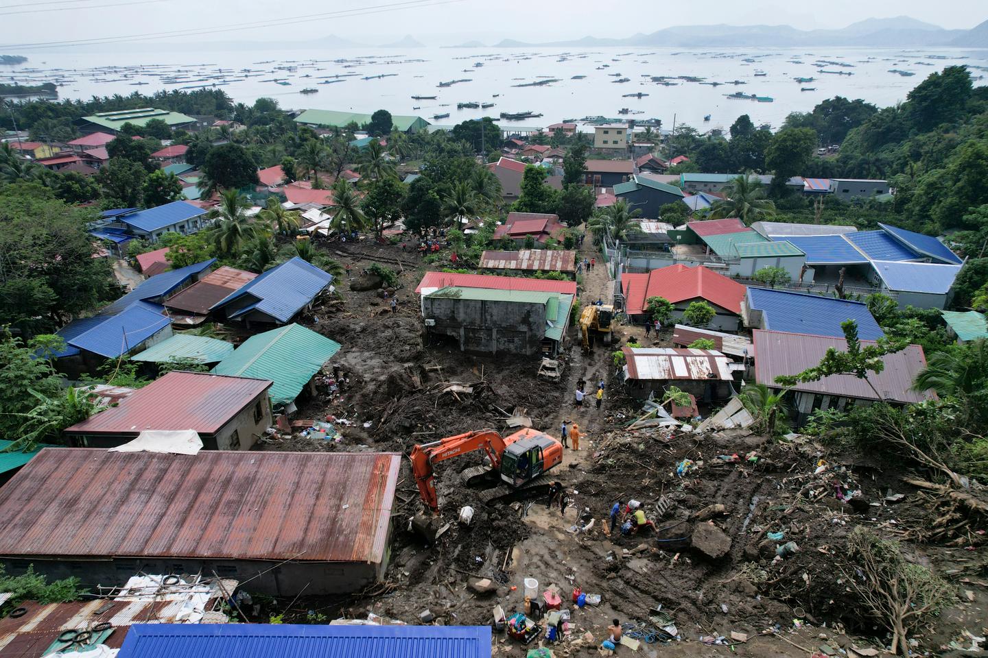 Tempête Trami aux Philippines : le bilan atteint au moins 100 morts, les recherches se poursuivent