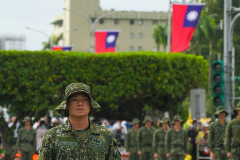 Tensions accrues: Taïwan "en état d'alerte", un porte-avions chinois détecté au sud de l'île