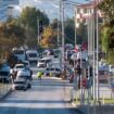 Rettungsteams und Polizeibeamte sind am Stadtrand vor dem Unternehmensgelände im Einsatz. Foto: Uncredited/IHA/AP/dpa