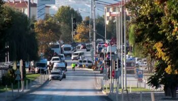 Rettungsteams und Polizeibeamte sind am Stadtrand vor dem Unternehmensgelände im Einsatz. Foto: Uncredited/IHA/AP/dpa