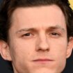 Tom Holland celebra sus dos años sobrio lanzando una cerveza (sin alcohol)