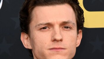 Tom Holland celebra sus dos años sobrio lanzando una cerveza (sin alcohol)