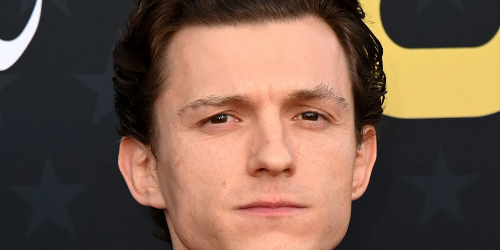 Tom Holland celebra sus dos años sobrio lanzando una cerveza (sin alcohol)