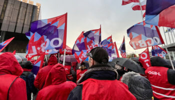 Travail dominical: "Le ministre du Travail bafoue le dialogue social", estiment les syndicats