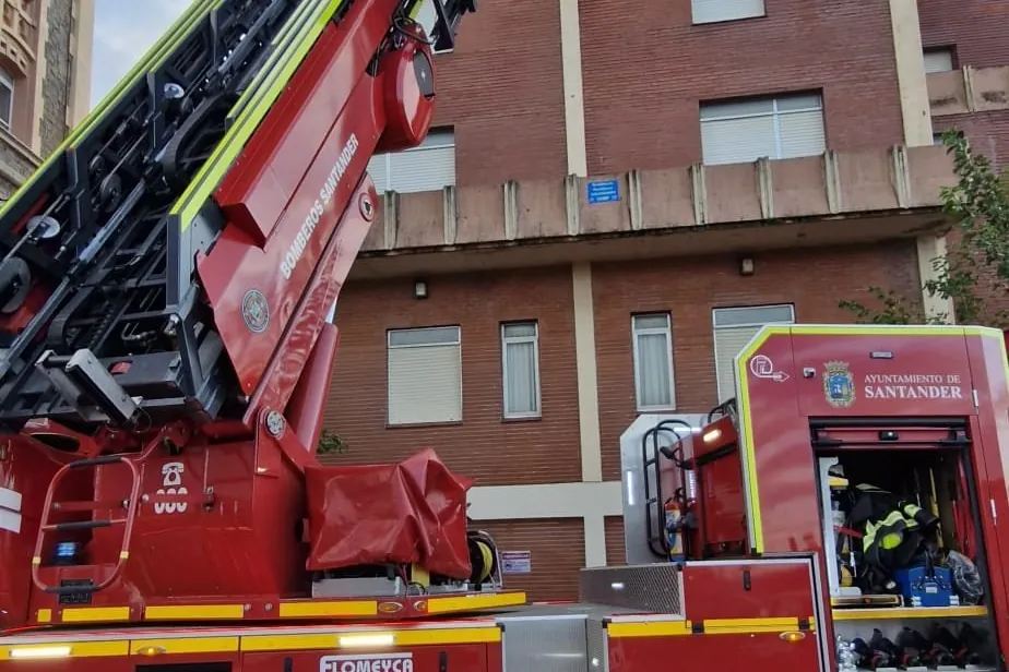 Tres desaparecidos en el derrumbe de un edificio en Santander por una explosión de gas