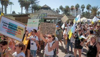 «Trop, c'est trop» : les habitants des Canaries manifestent contre le tourisme de masse