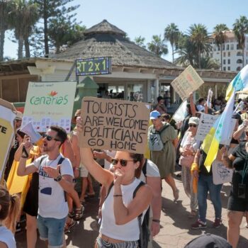 «Trop, c'est trop» : les habitants des Canaries manifestent contre le tourisme de masse