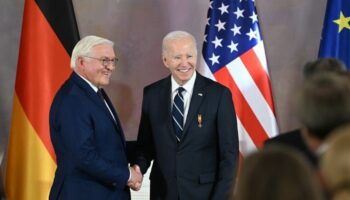 Biden erhielt die Auszeichnung von Steinmeier im Schloss Bellevue in Berlin. Foto: Soeren Stache/dpa