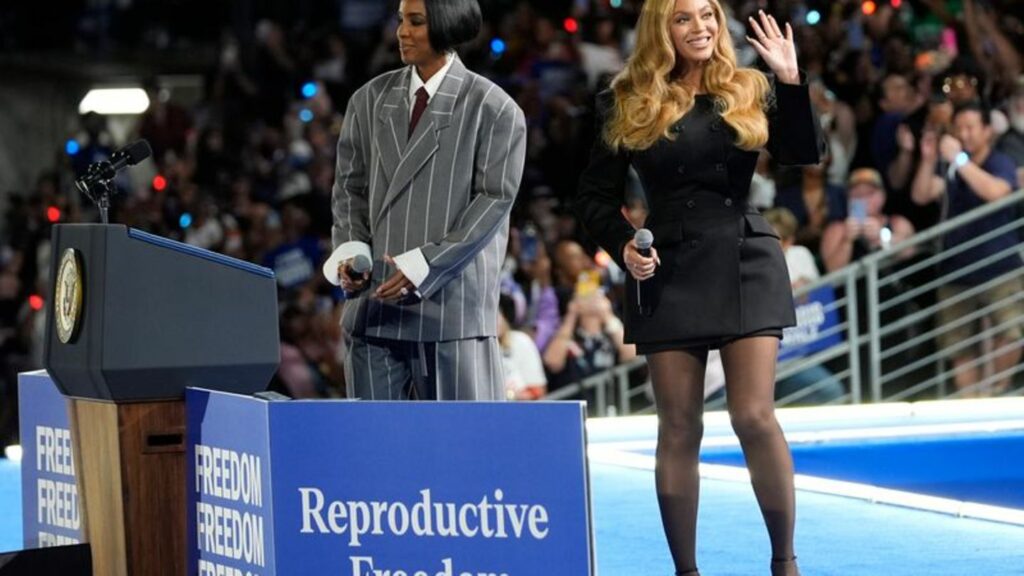 Beyoncé (rechts im Bild) sagte, Harris stehe für die Einheit, die die USA gerade brauchten. Foto: Susan Walsh/AP/dpa