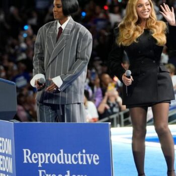 Beyoncé (rechts im Bild) sagte, Harris stehe für die Einheit, die die USA gerade brauchten. Foto: Susan Walsh/AP/dpa