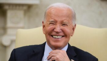 Joe Biden lacht über Trump