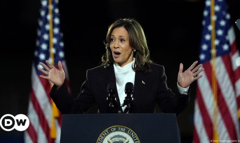 US election: Harris seeks to defuse Biden 'garbage' fallout