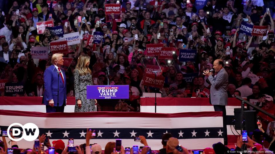 US election: Puerto Rico joke at Trump rally draws backlash