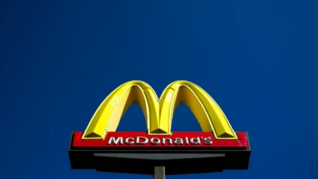 McDonald's-Logo vor blauem Himmel in Dearborn, Michigan