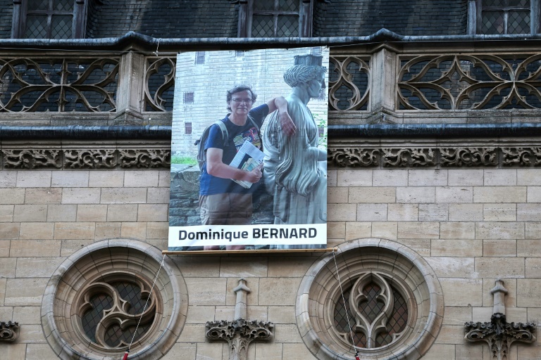 Un an après l'attentat: Arras rend hommage à Dominique Bernard par les arts