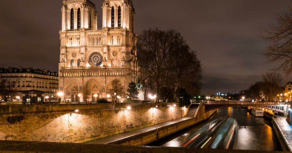 Un billet d’entrée à 5 euros pour accéder à Notre-Dame permettrait-il vraiment de «sauver toutes les églises de France» ?