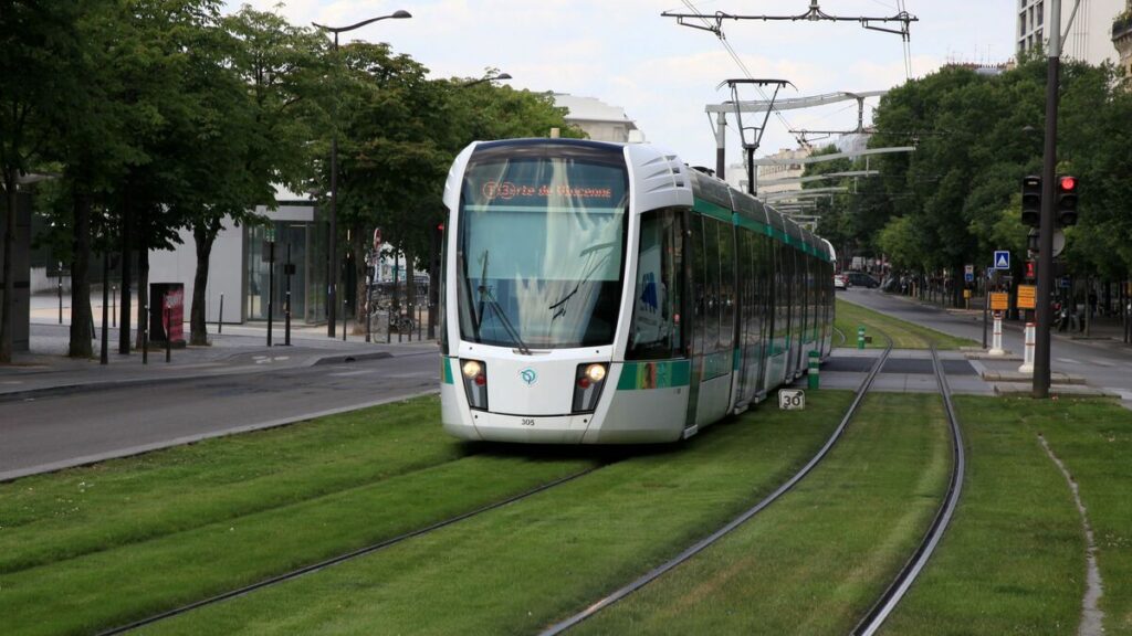 « Un camion bloquant les voies » : la circulation du tramway T3a totalement interrompue à Paris