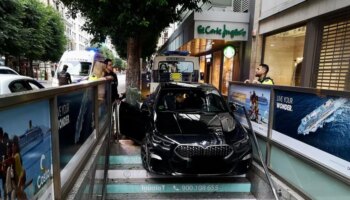 Un conductor ebrio empotra su coche en la boca de metro de la calle Colón en Valencia