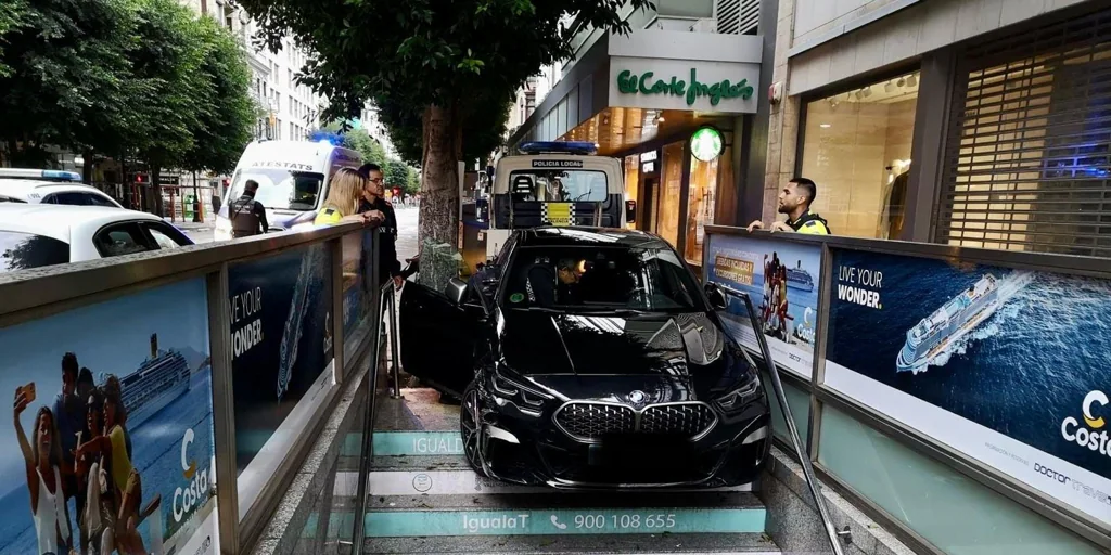 Un conductor ebrio empotra su coche en la boca de metro de la calle Colón en Valencia