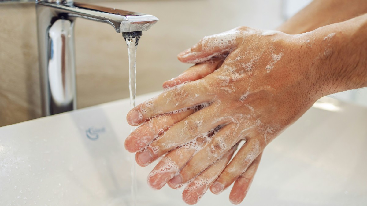 Une enquête révèle à quel point les gens se lavent peu les mains après être allés aux toilettes