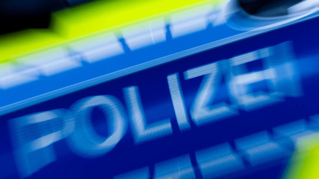 Unfall: Auto prallt gegen Pannen-LKW – Siebenjähriger stirbt