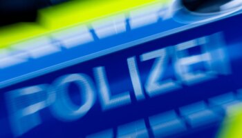 Unfall: Auto prallt gegen Pannen-LKW – Siebenjähriger stirbt