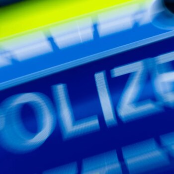 Unfall: Auto prallt gegen Pannen-LKW – Siebenjähriger stirbt