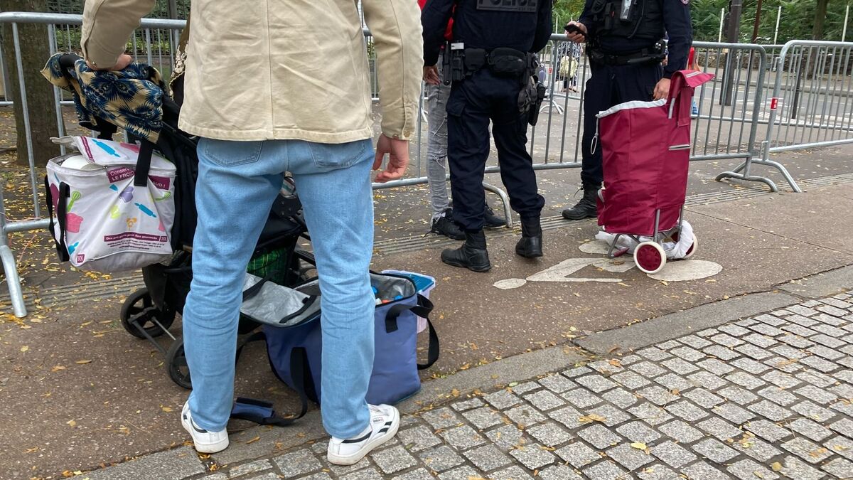 Vente à la sauvette : le préfet de police veut « endiguer définitivement le phénomène » porte de Montmartre