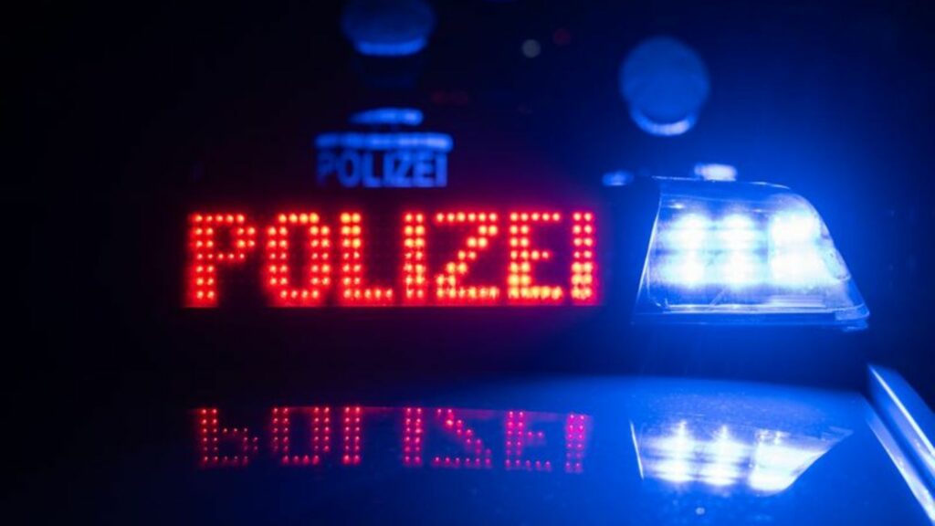 In der Dunkelheit des frühen Morgens rücken Polizisten in Bad Kreuznach aus, um nach einer Unfallserie einen jungen Autofahrer v